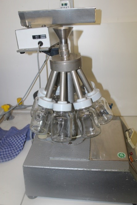 Rotating sample divider